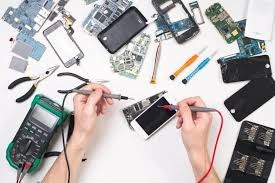 Reparatie van een telefoon op de werkbank bij Quick Phone Repair in Amsterdam