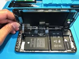 MacBook geopend voor reparatie bij Quick Phone Repair Amsterdam